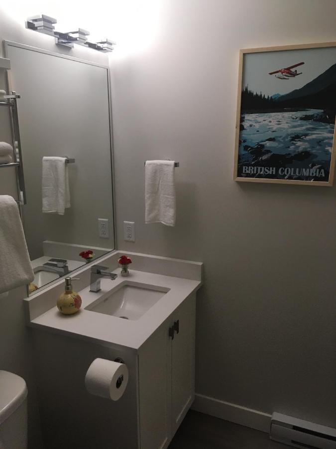 Mollys Cottage-The Suite On Vancouver Island Near Yyj Airport And The Wa And Bc Ferries North Saanich Eksteriør billede