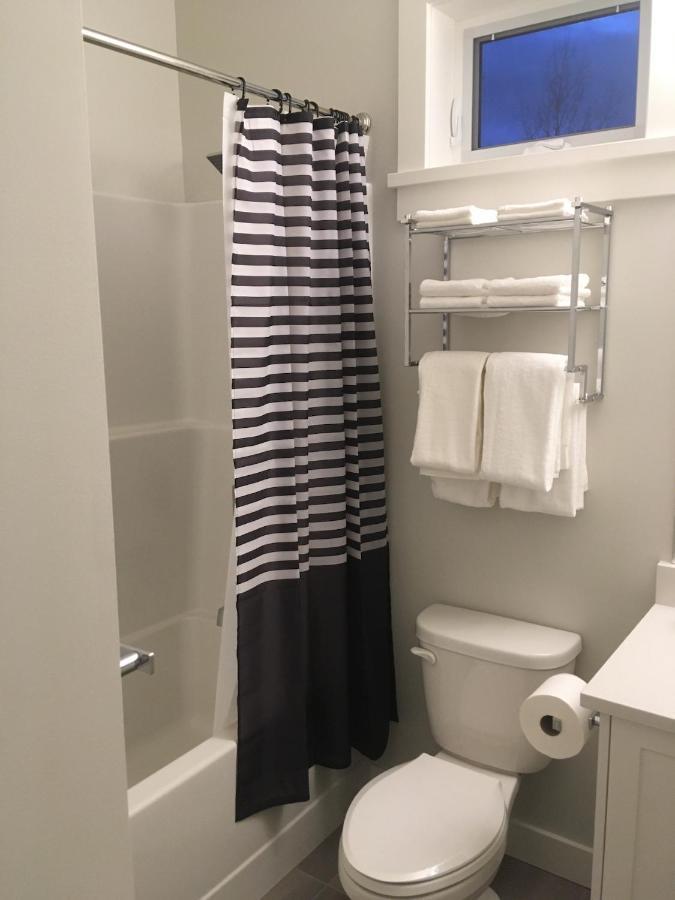 Mollys Cottage-The Suite On Vancouver Island Near Yyj Airport And The Wa And Bc Ferries North Saanich Eksteriør billede